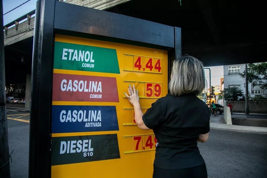 Nova redução do preço da gasolina reforça previsão de deflação em agosto, em meio à campanha eleitoral