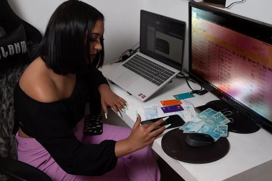 Brasileiro já antecipa até 40% do salário para pagar dívida