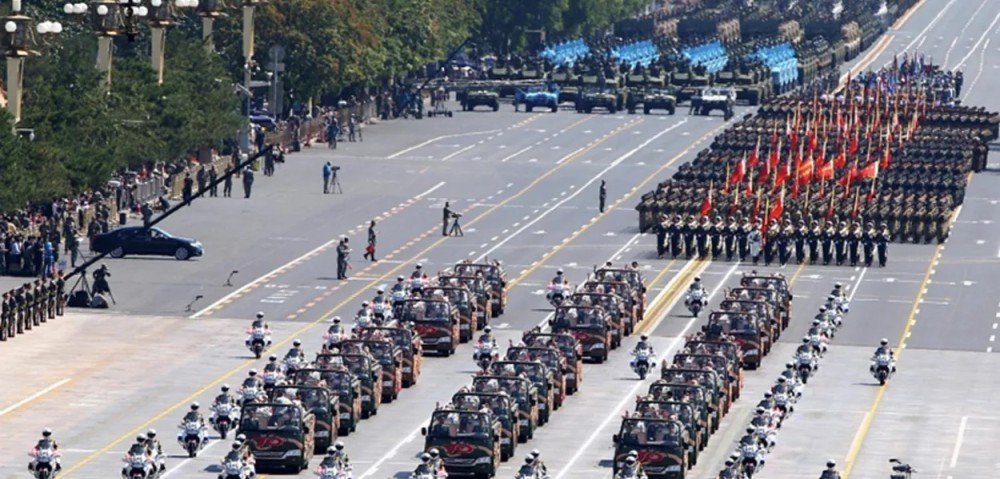 Xi Jinping pede esforços para construir um exército de categoria mundial