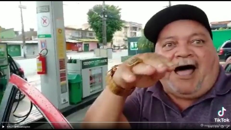 VÍDEO - Eleitor agradece Lula por queda no preço da gasolina: 