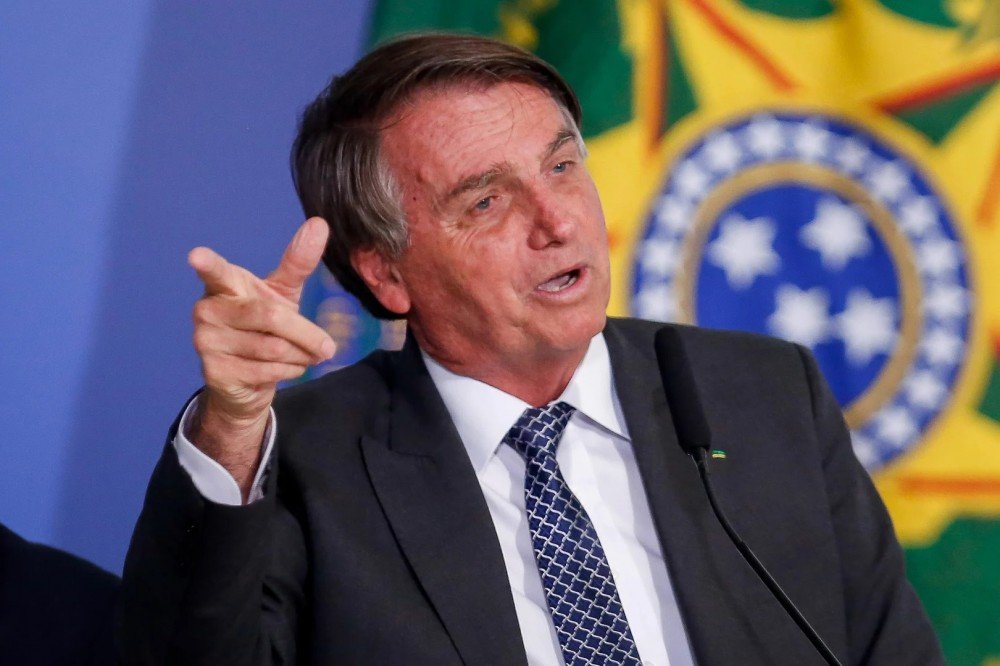Bolsonaro comete novo crime de responsabilidade e pede que Fux, presidente do STF, seja investigado por defender urna eletrônica