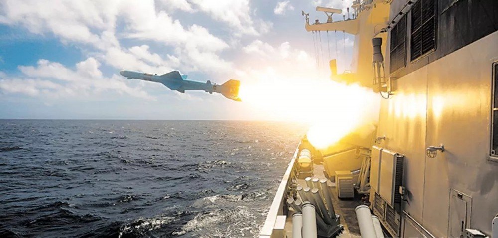 Forças Armadas chinesas conduzem exercícios militares em larga escala em torno da ilha de Taiwan