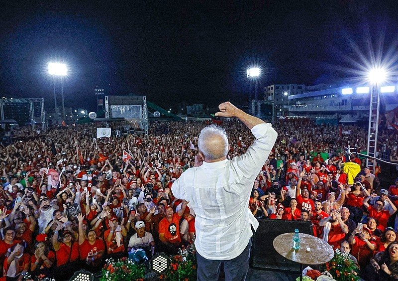 Lula segue firme no topo, e Bolsonaro oscila para baixo no 1º turno, aponta PoderData