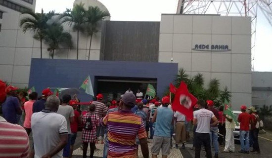 MST invade sede da Rede Bahia e pede liberdade de Lula