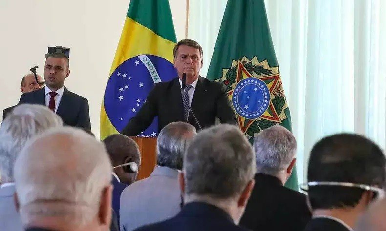 YouTube retira do ar live de Bolsonaro com embaixadores