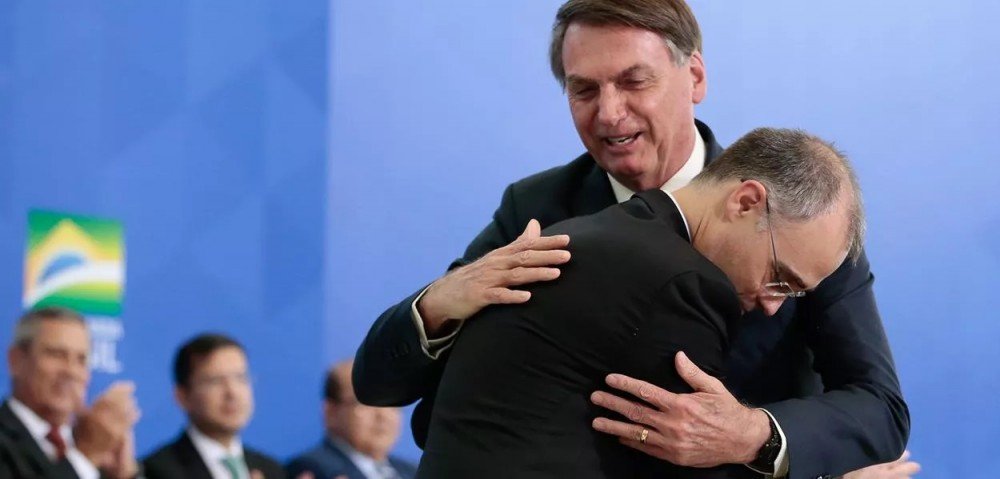 Bolsonarista, Mendonça pede vista e suspende julgamento de 20 casos no STF que têm Bolsonaro como alvo