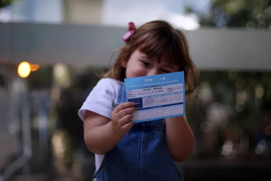 Covid-19: Governo não compra vacinas e já faltam doses a crianças de 3 e 4 anos