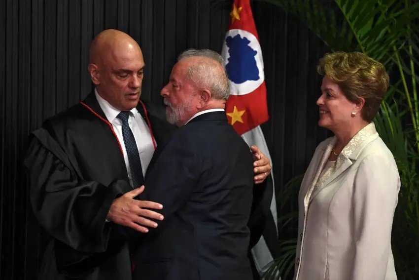 Nos bastidores do TSE, Bolsonaro estava isolado e Lula 