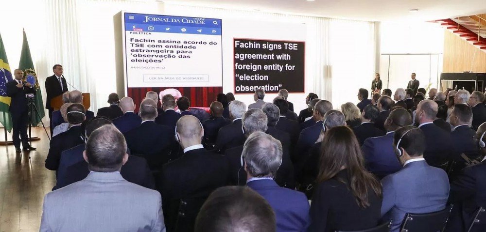 TSE manda retirar vídeos de reunião em que Bolsonaro mentiu a embaixadores e fez ameaças golpistas