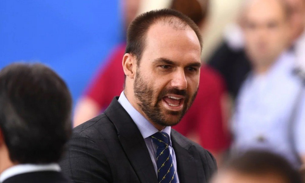 TSE manda que Eduardo Bolsonaro e perfis bolsonaristas apaguem fake news contra Lula