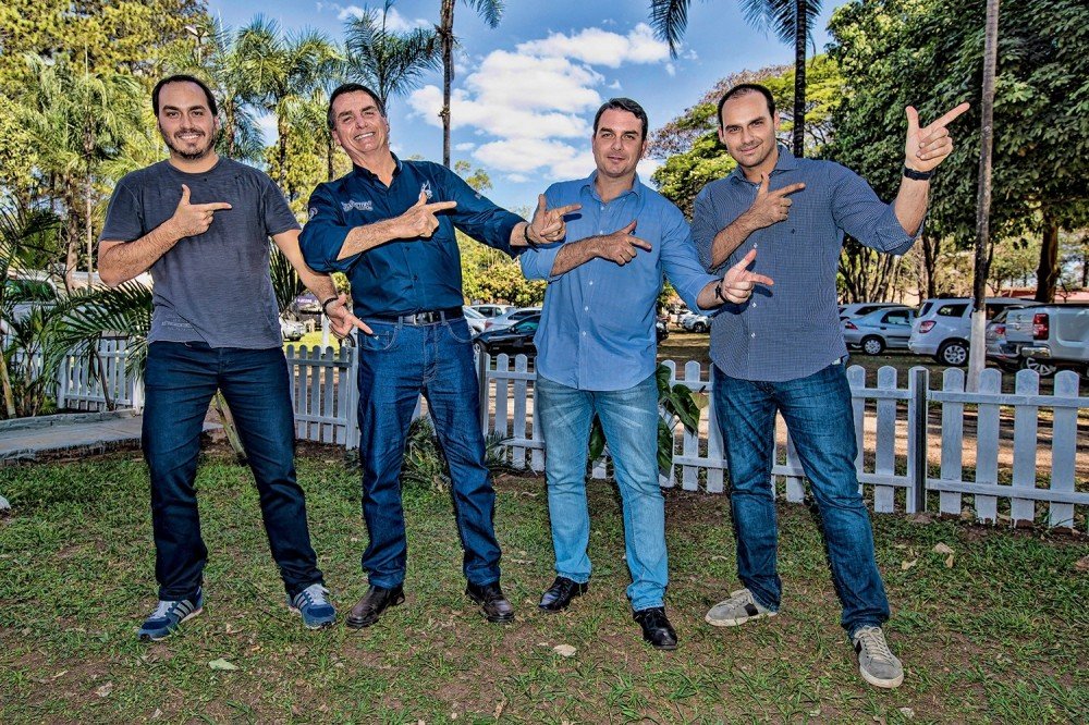 Bolsonaro quer ser ditador para salvar patrimônio suspeito