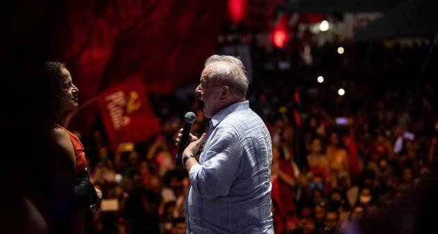 Efeito eleitoreiro do Auxílio Brasil fracassa e Lula mantém vantagem sobre Bolsonaro entre mais pobres