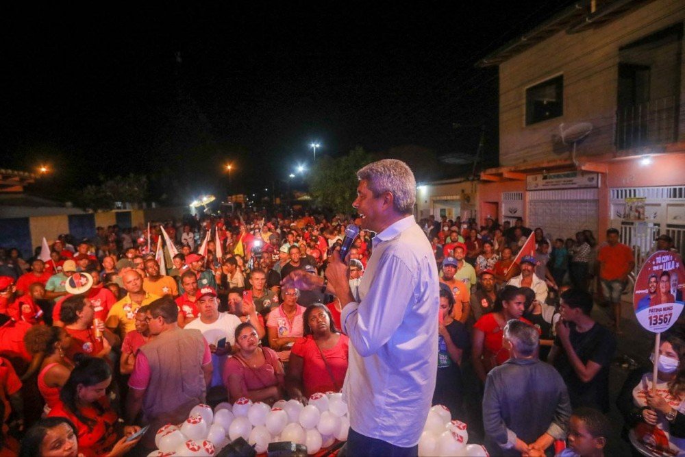 “Nós queremos distribuir livros, empregos e comida, não armas”, diz Jerônimo Rodrigues (PT)