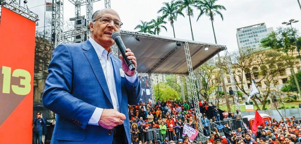 Alckmin critica 'Bozo' e diz que política se faz com diálogo, e não com motociata e nem jet-ski