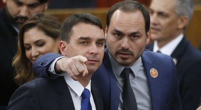 Carlos mantém Gabinete do Ódio em funcionamento paralelo à campanha oficial de Bolsonaro