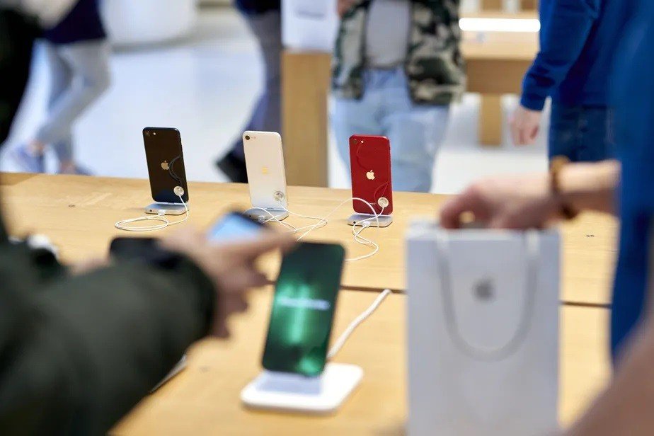 Apple é multada em R$ 12,2 milhões, e Ministério da Justiça suspende venda de iPhones sem carregador de bateria