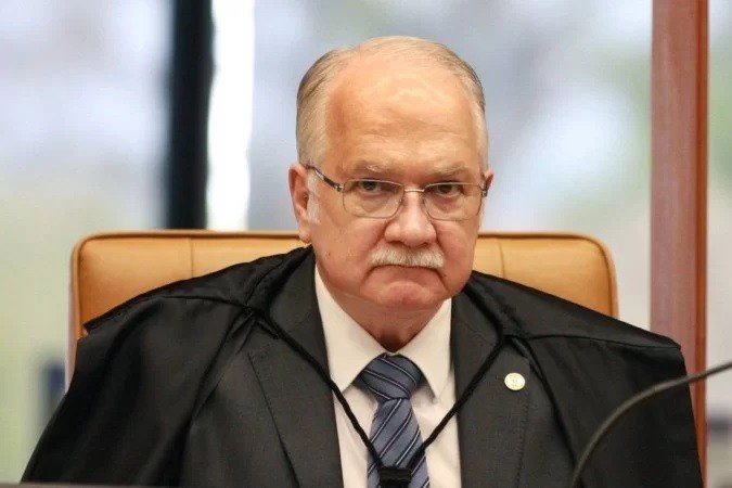 TSE manda Eduardo Bolsonaro apagar publicação mentirosa que associa Lula a invasão de igrejas