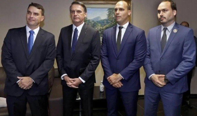 Advogados pedem que MPF investigue patrimônio da família Bolsonaro