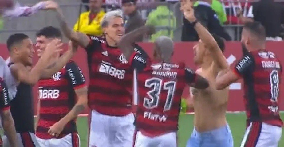 Torcedor do Flamengo que invadiu campo e comemorou vaga na final com jogadores é preso