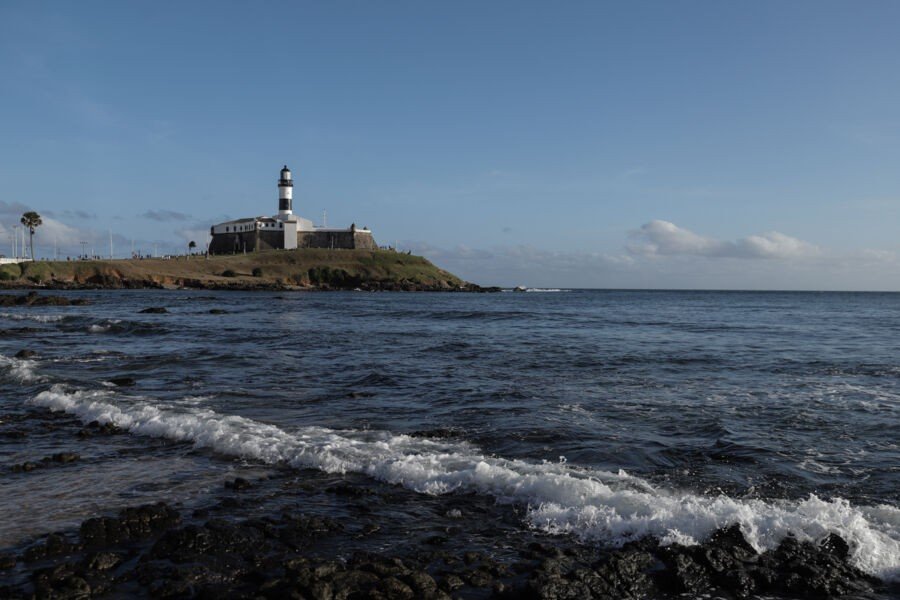 Acúmulo de lixo nas praias gera impactos ambientais e causa prejuízos