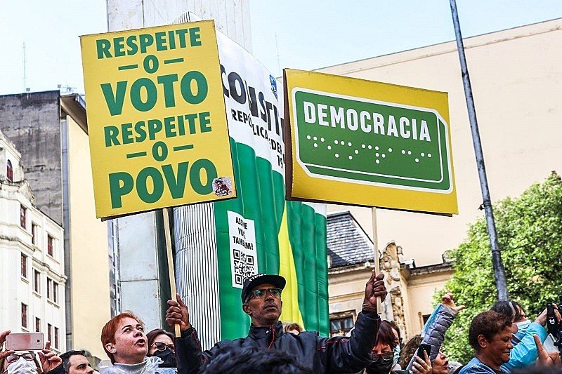 Brasil está entre 12 países onde a democracia está ameaçada, diz estudo sueco