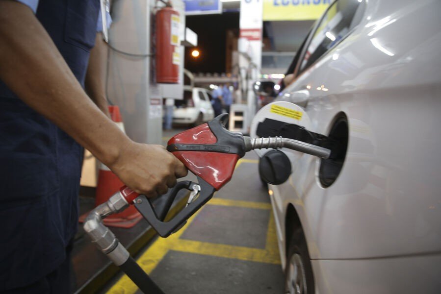 Preço da gasolina cai mais 1,4% e já fica abaixo de R$ 5