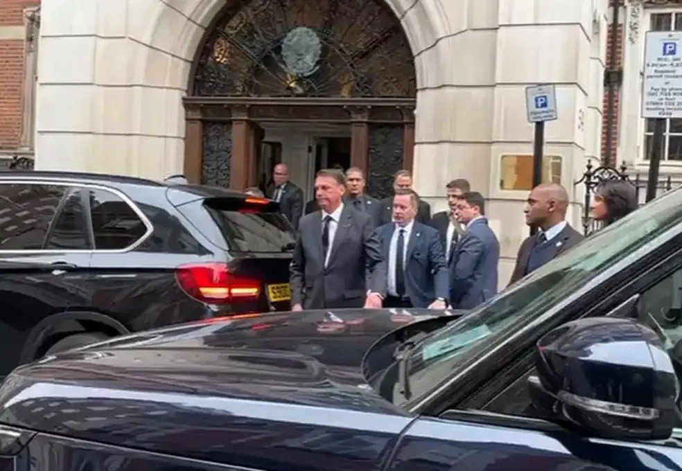 Em Londres, atual presidente volta a atacar sistema eleitoral sem provas