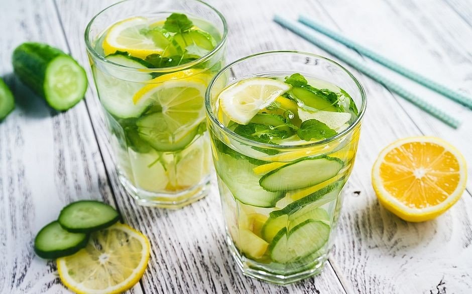 Água com limão emagrece? Tudo sobre a bebida queridinha das famosas