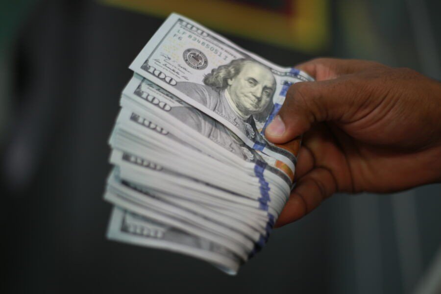 Dólar sobe para R$ 5,24 com medo de recessão no exterior