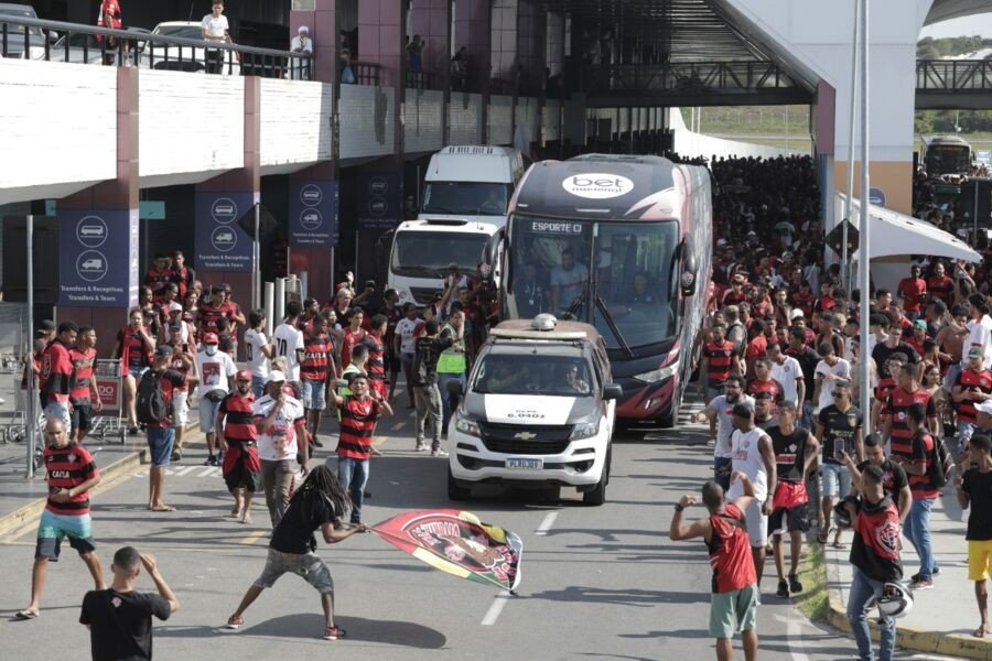 Após garantir o acesso à Série B, torcida do Vitória recepciona atletas e faz carnaval fora de época