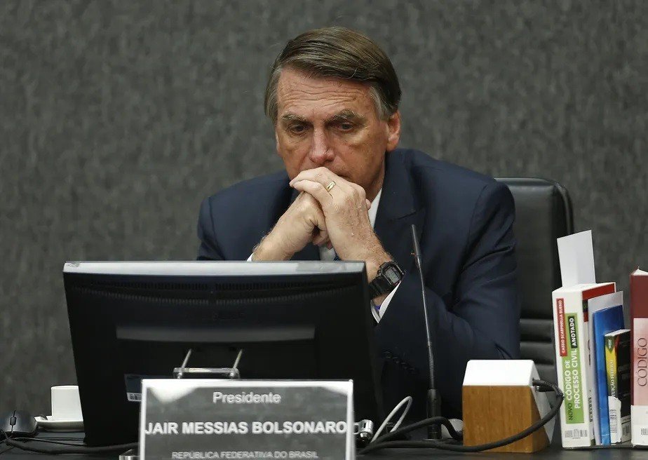 Governos estrangeiros recomendam distanciamento de atual presidente