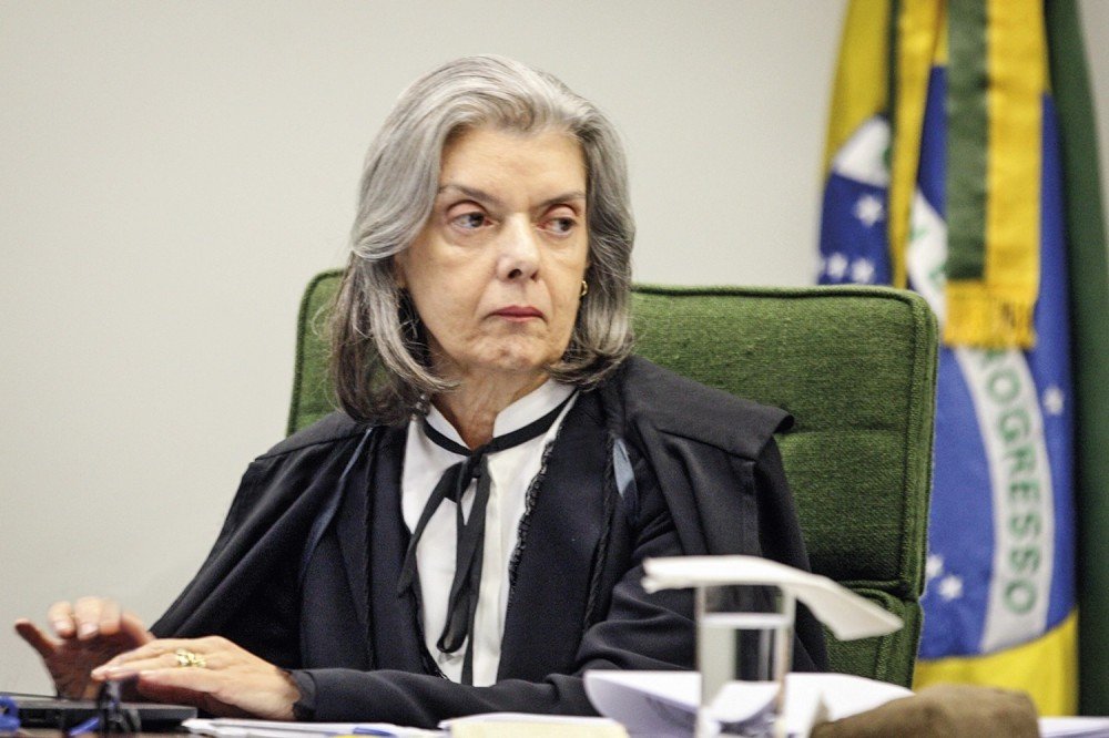 Cármen Lúcia determina remoção de propaganda eleitoral ilegal de atual presidente em Brasília