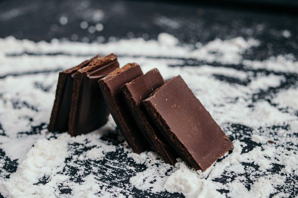 Comer chocolate amargo pode reduzir seus níveis de estresse