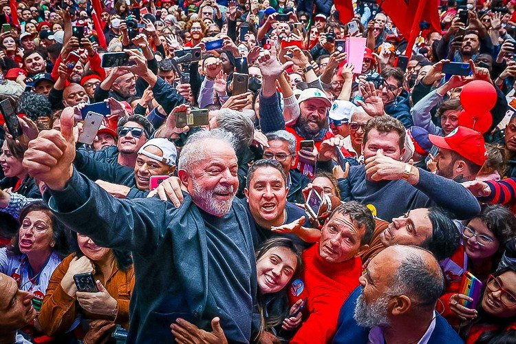 Atlas: Lula tem 50,7% dos votos válidos e seria eleito em primeiro turno