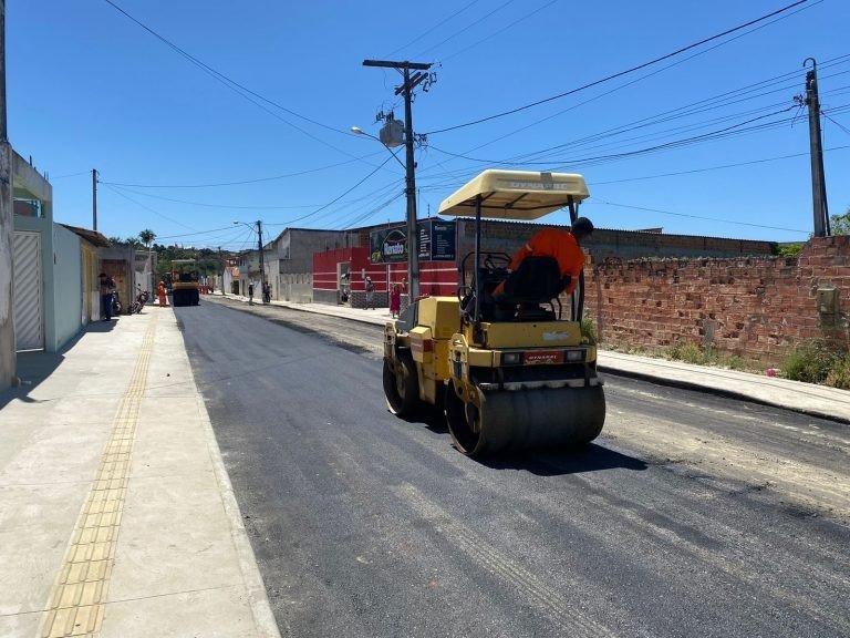 Flamboyant é mais uma via da Rua do Catu a receber pavimentação asfáltica