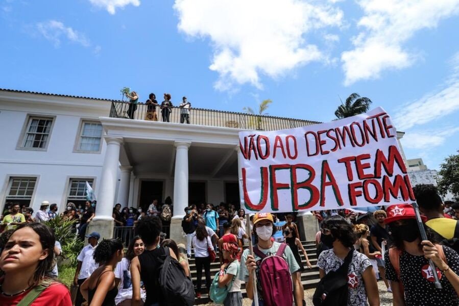 Estudantes protestam na Ufba contra cortes nas universidades