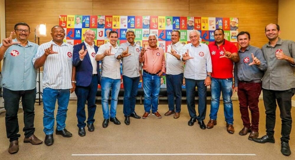 Mais dois prefeitos deixam base de Neto e declaram apoio a Jerônimo