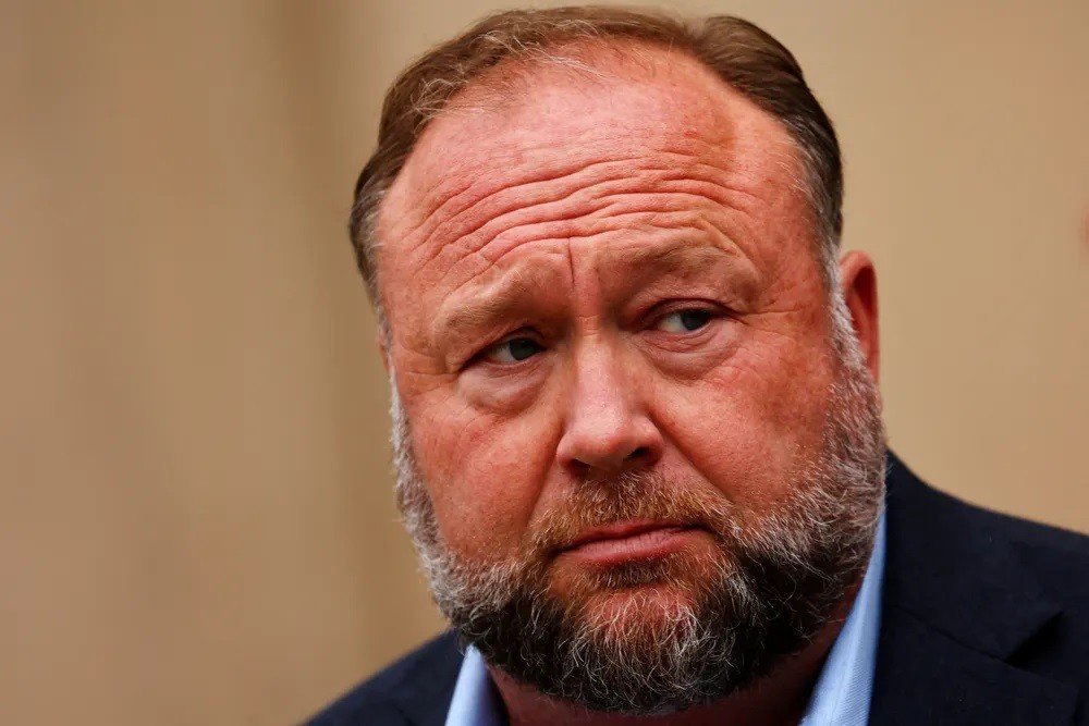 Alex Jones, radialista que propagou fake news sobre massacre em escola nos EUA, é condenado a pagar cerca de R$ 5 bilhões em 2º julgamento; precisamos desse rigor no Brasil