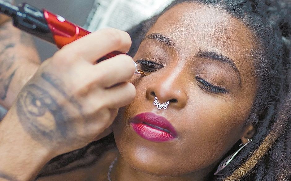 Tatuagem em olheira e estria: técnica estética disfarça manchas