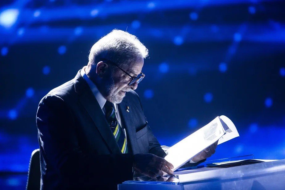 TSE manda Twitter excluir postagem 'mentirosa' de Flávio Bolsonaro associando Lula a crimes