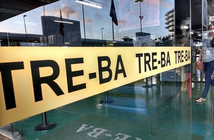 TRE-BA determina retirada de propaganda ilegal de redes sociais de prefeito e primeira-dama de Candeias