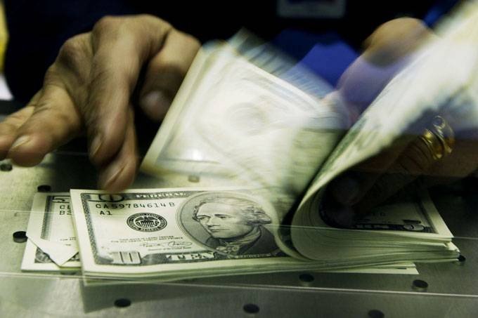 Dólar sobe e vai a R$3,55, maior nível em quase 2 anos