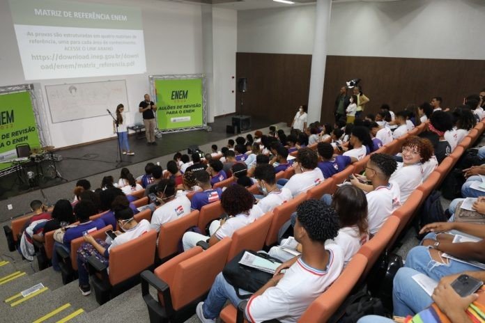 SEC realiza semana de aulões do ENEM com 1.200 estudantes