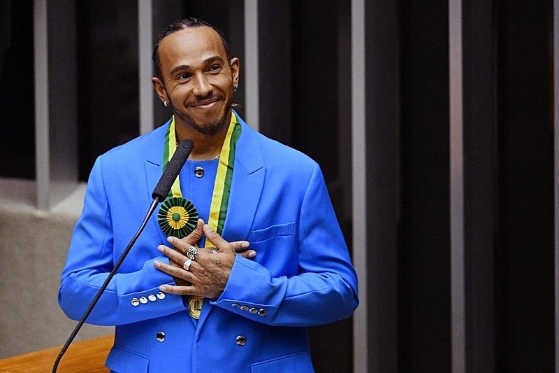 Lewis Hamilton recebe título de cidadão honorário do Brasil e se reúne com movimento negro