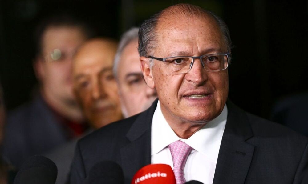 Geraldo Alckmin entrega texto da PEC da Transição ao Congresso