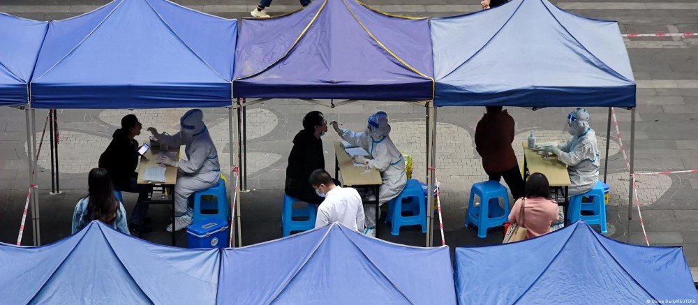 China aperta lockdowns em meio a recorde de casos de covid