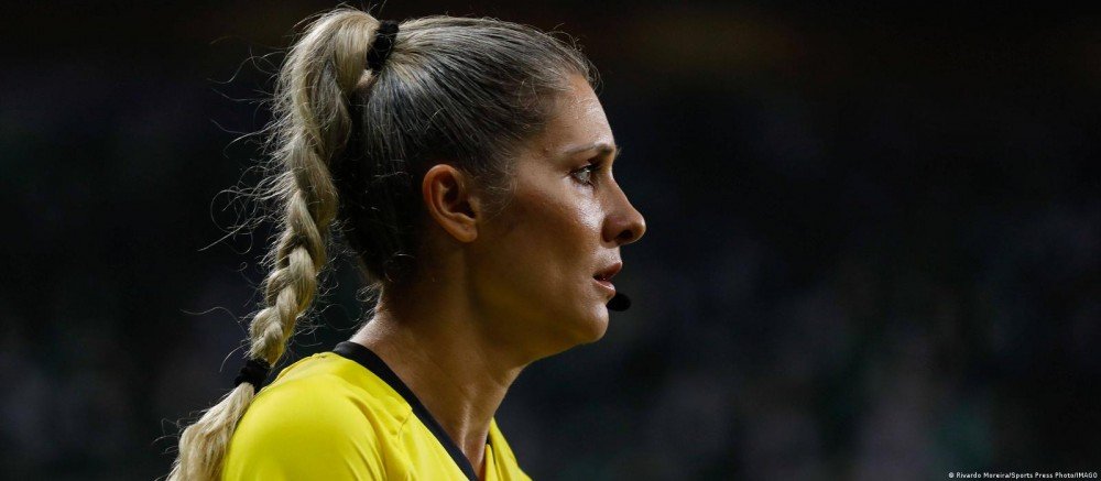 O desafio de ser árbitra na Copa 2022