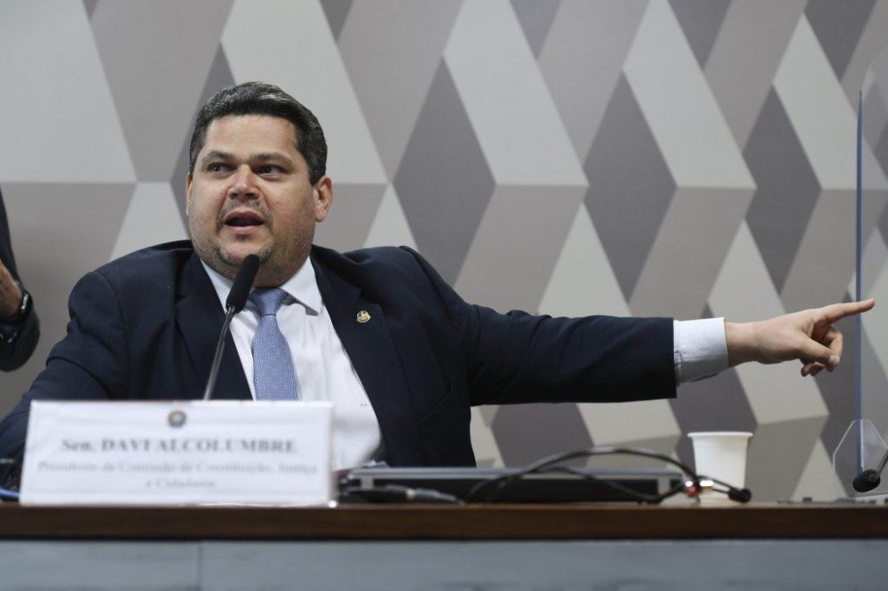 Alcolumbre confirma votação da PEC da Transição na CCJ nesta terça; Silveira será relator