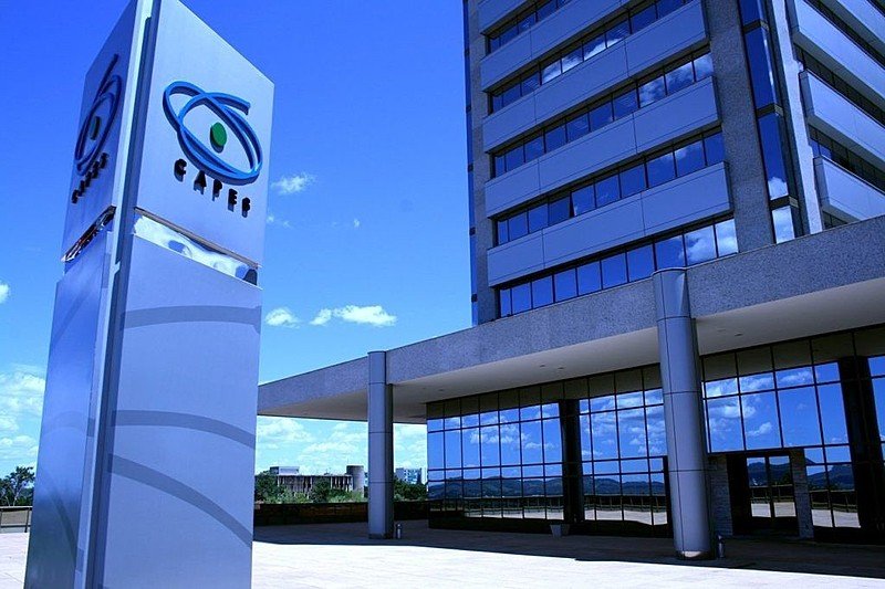 Decreto de Bolsonaro deixa Capes sem recursos para pagamento de bolsas de pesquisa