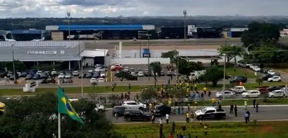 Bolsonaristas golpistas fecham pistas que dão acesso ao Aeroporto de Brasília